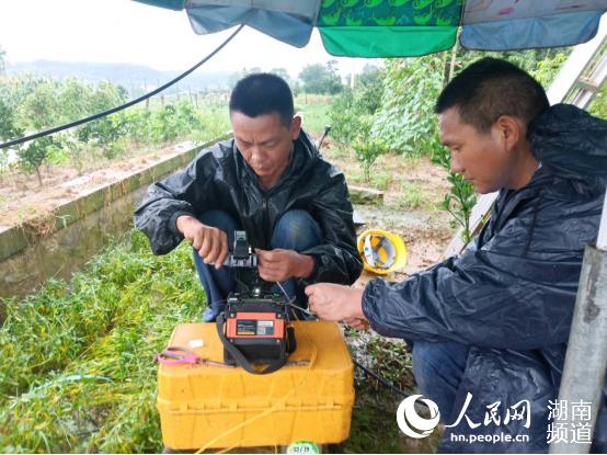中國電信湖南分公司在搶修設備。湖南電信供圖