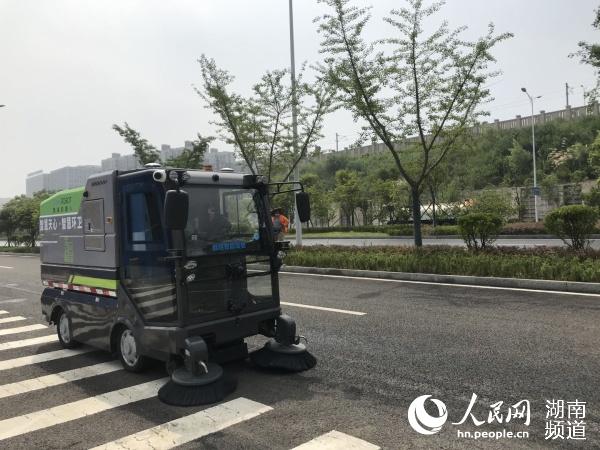 酷哇智能機器人正在進行環衛作業。范元睿攝