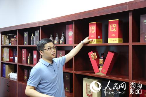 瀏陽河酒業銷售公司總經理黃文韜介紹最新產品。程鵬偉 攝