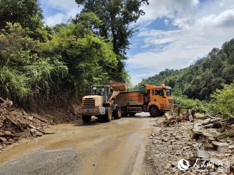 靖州縣公路建設養護中心組織裝載機在國道G356線清理塌方。補榮洪 攝