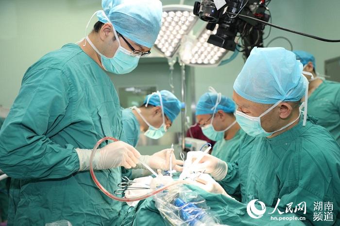 手術過程。湖南省腫瘤醫院供圖