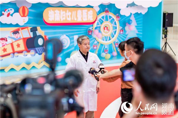 湖南婦女兒童醫院產科首席專家段濤接受採訪。田術棋 攝