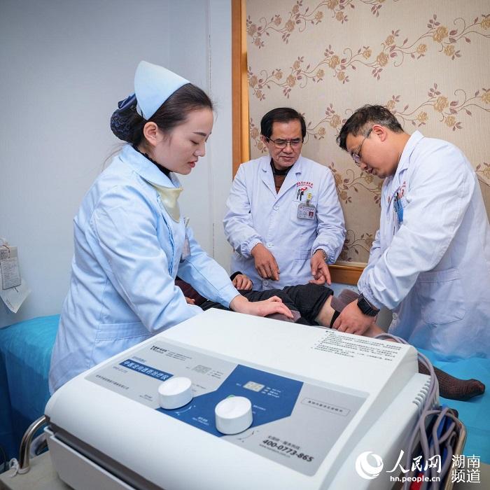 王雲啟醫生在問診。湖南省腫瘤醫院供圖