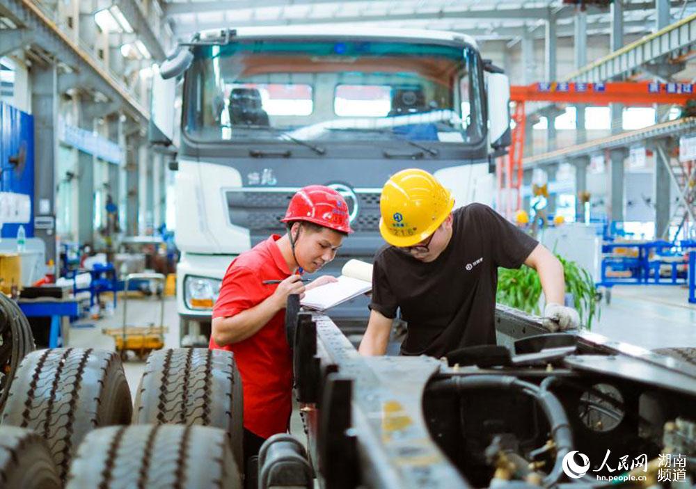 榔梨街道一家企業內，工人們正在忙碌作業。榔梨街道供圖