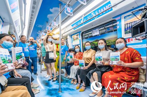 地鐵上推出的萍鄉特色展示牆。廖惠菁 攝
