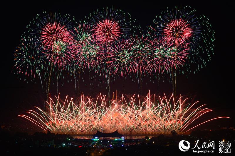 夜空中，煙花精彩絕倫，引得現場觀眾不斷歡呼驚嘆，鄧霞林攝
