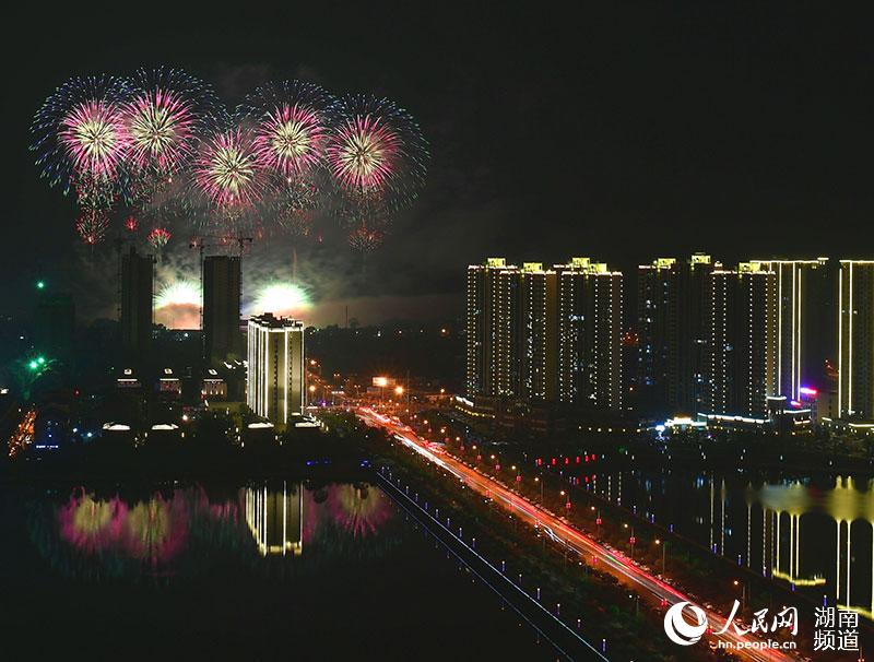 一河詩畫，滿城煙花。彭紅霞攝
