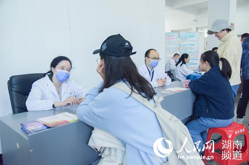 咨詢義診現場（楊文攝）
