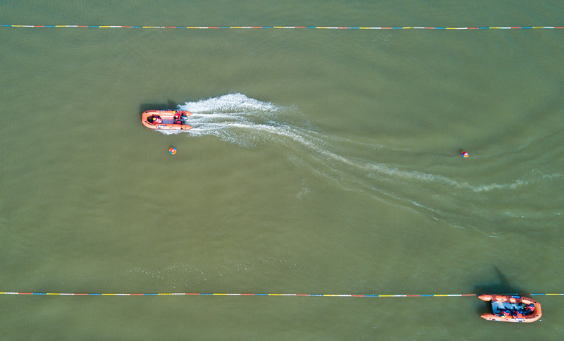 10月24日，在福建省福州市登雲水庫，參賽隊員進行操艇繞標競賽（無人機照片）。