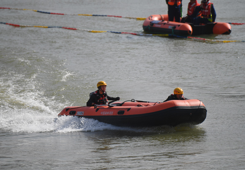 10月24日，在福建省福州市登雲水庫，參賽隊員進行操艇繞標競賽。