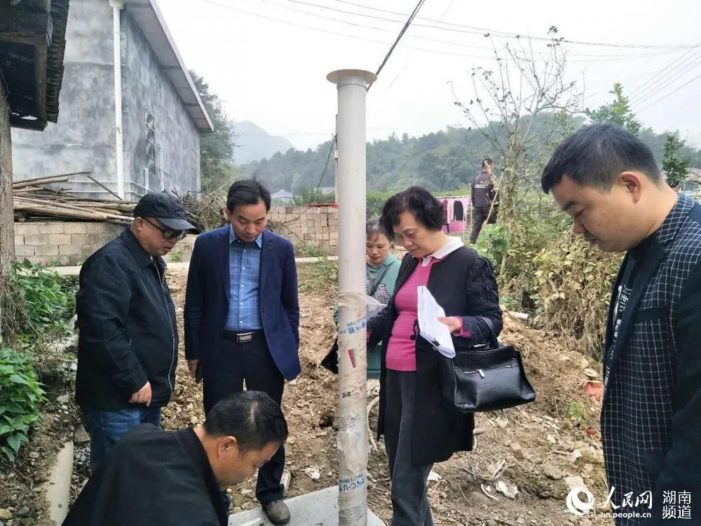 街道負責人到改廁現場進行實地督查，為改廁工程疏通難點、堵點。雷鋒街道供圖