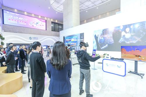 客户在现场体验移动5G VR（受访者供图）