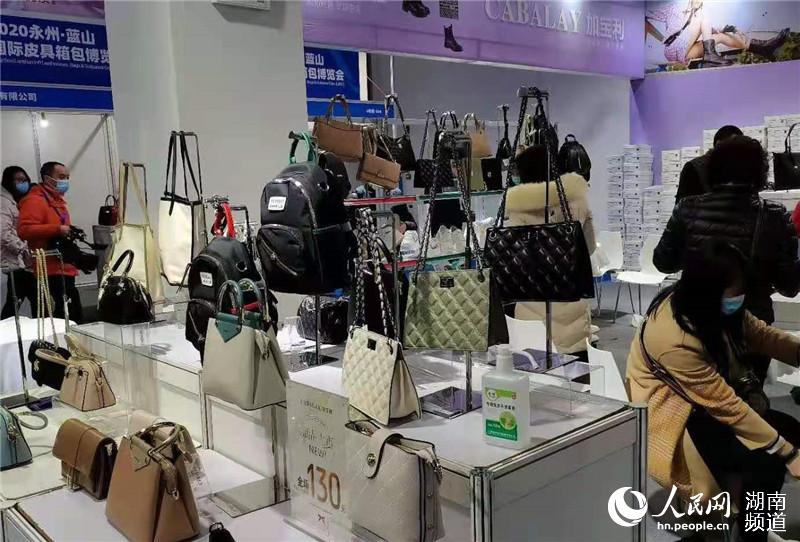展廳箱包琳琅滿目。主辦方供圖