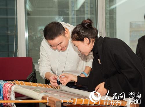 非遺代表性傳承人成新湘現場展示湘繡非遺。楊柳 攝