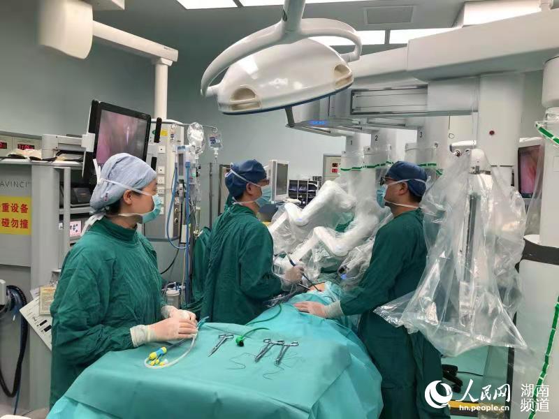湘雅醫院機器人手術搭配日間手術切除肺腫瘤。醫院供圖