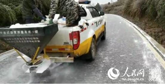 除雪融冰機械正在作業。湖南省公路事務中心供圖