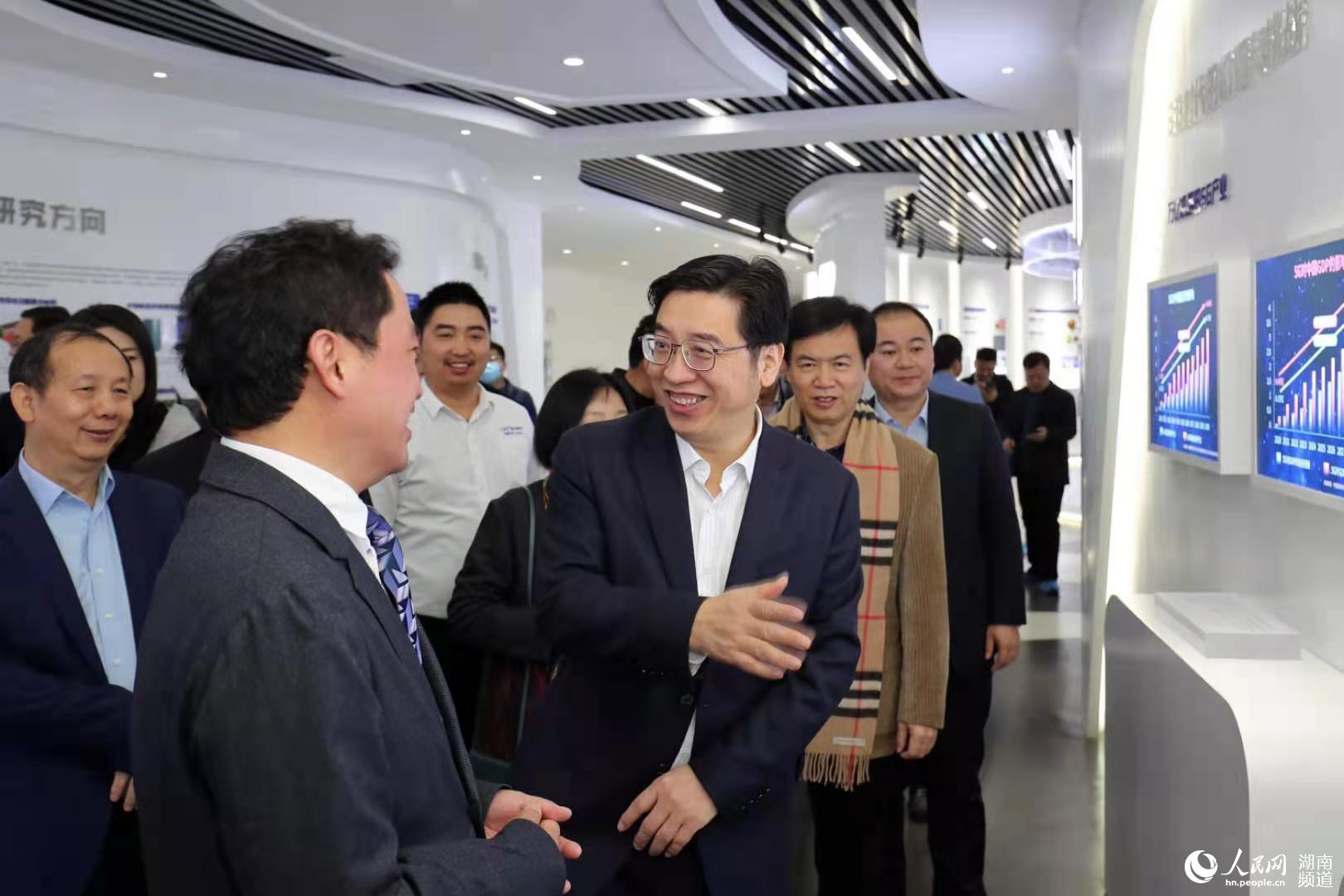 �λ��쵼�ͼα��ι��Ϻ���ͨ��ѧ-����5G������װ���������ġ��ܷ÷���ͼ