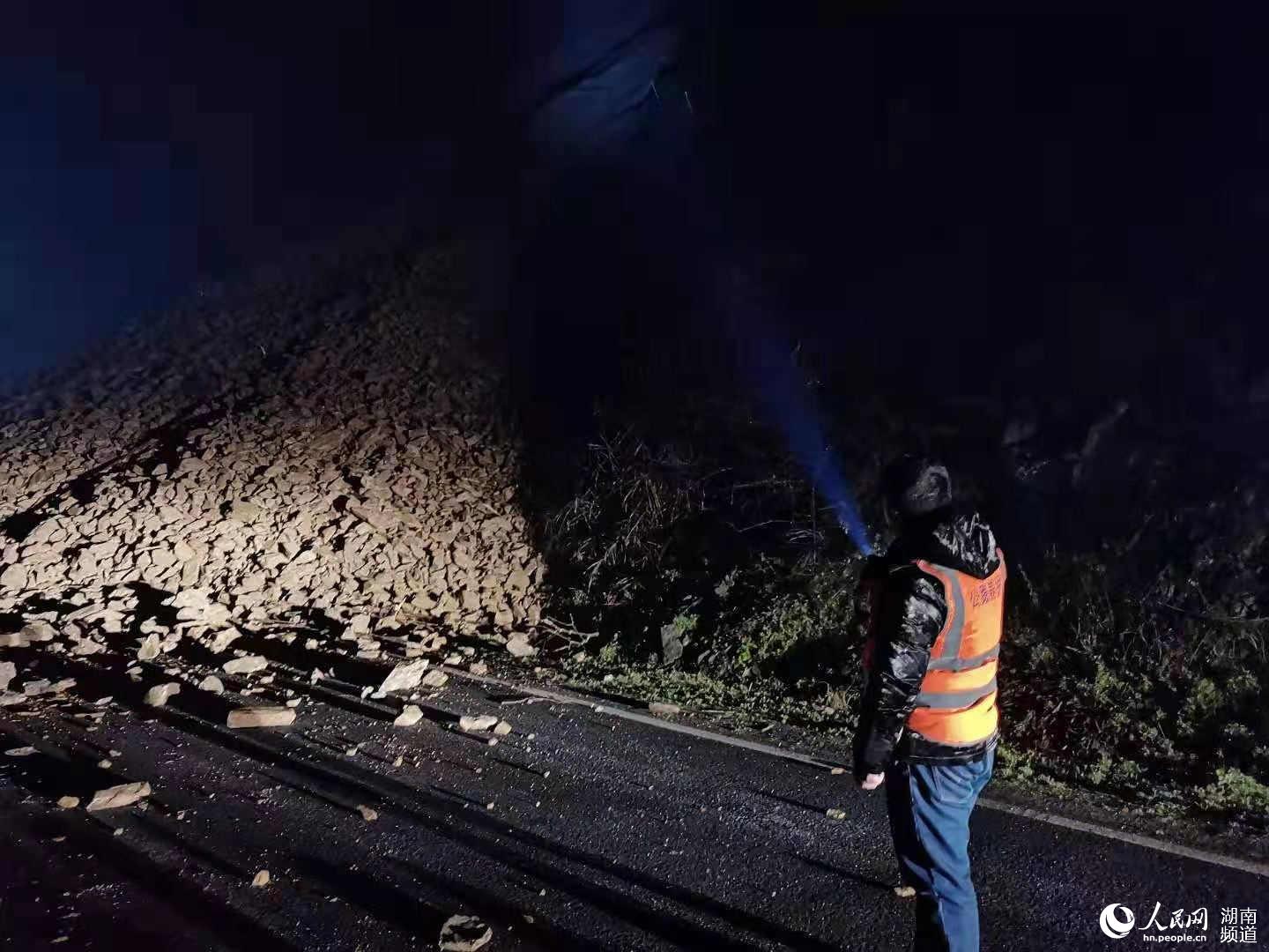 ������Ա���ڲ쿴���顣�����ع�·�ֹ�ͼ