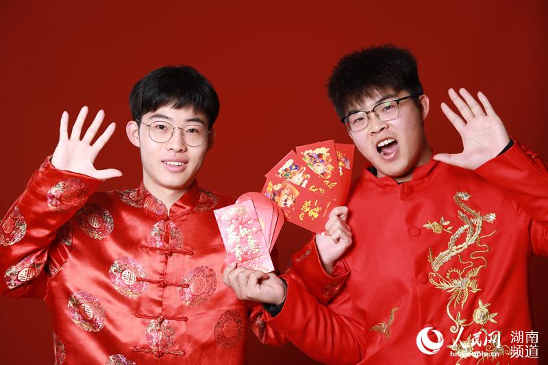 中南大學為留校學生拍攝新年賀歲迎福照。駱弟武攝