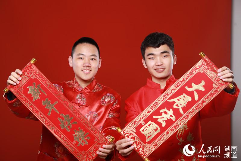 中南大學為留校學生拍攝新年賀歲迎福照。駱弟武攝