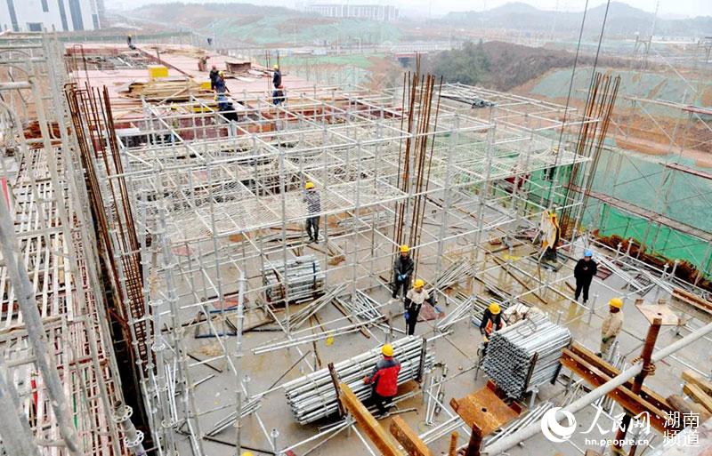 湖南三安半導體產業園項目現場，建設者們正在全力推進項目進度。長沙高新區供圖