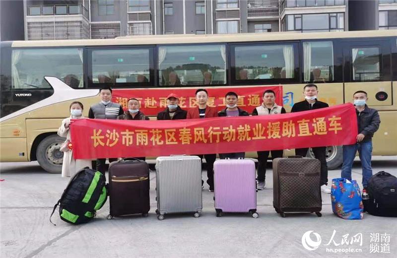 雨花區相關工作人員與新招人員合照。供稿單位供圖