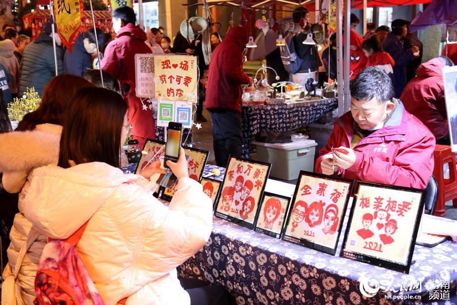 火宮殿內的廟市小攤。人民網 何萌攝