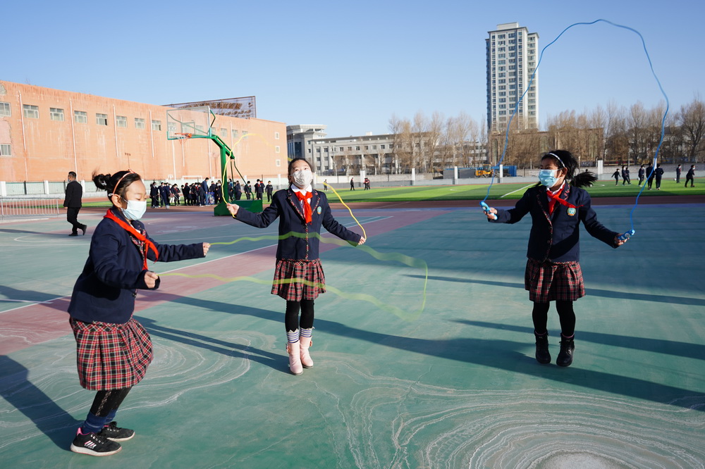 3月1日,在青海省格尔木市中山路小学,学生在进行课外活动.