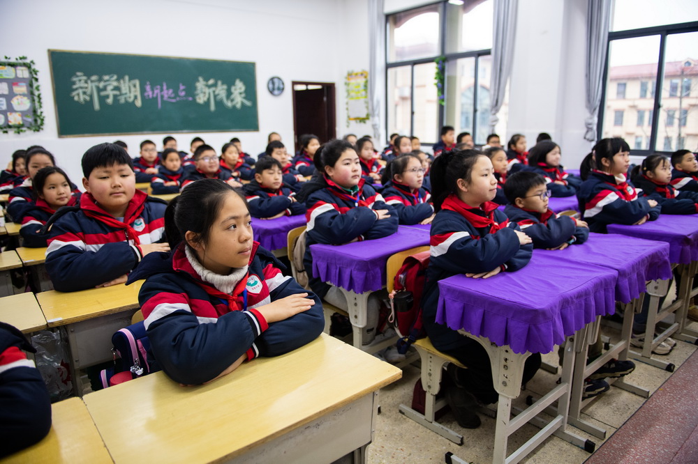 3月1日,在湖南长沙宁乡玉潭街道实验小学,学生上开学第一课.