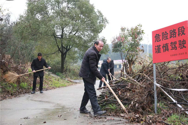村干部带领村民们对村组公路进行义务清扫。单位供图