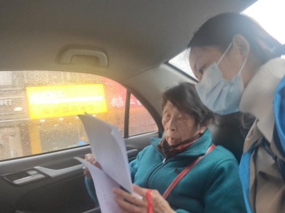 社工幫袁奶奶整理銀行所需的証明材料。陳倩攝