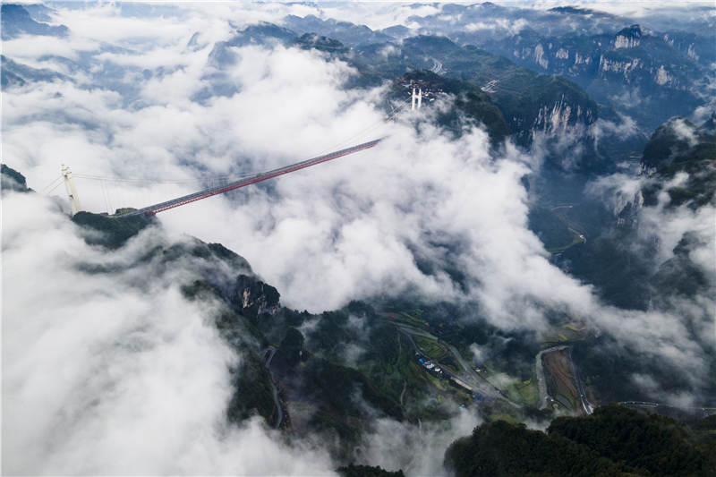 矮寨大橋雲霧繚繞。劉振軍攝