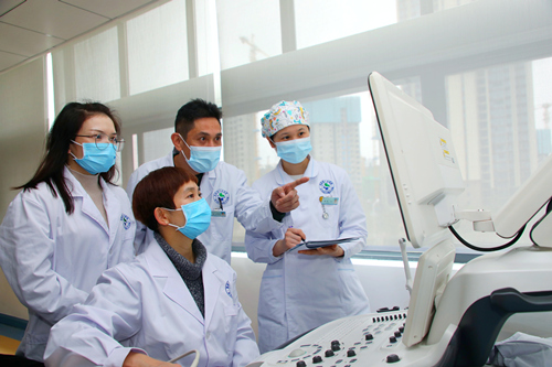 湖南省腫瘤醫院專家給當地女性做乳腺癌早篩檢查。受訪者供圖