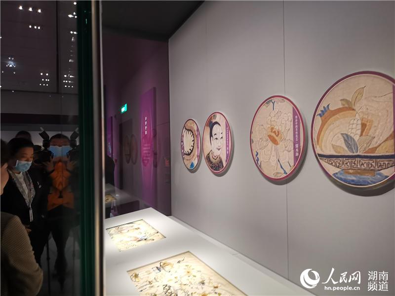 湖南省博物馆举办清代民国时期桃源刺绣展。人民网 匡滢摄