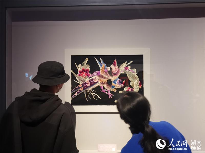 湖南省博物馆举办清代民国时期桃源刺绣展。人民网 匡滢摄