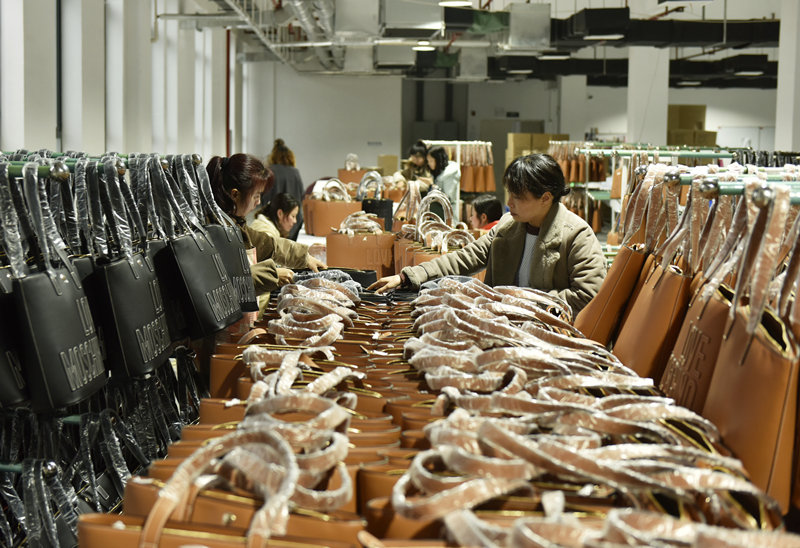 員工在生產線上趕制一批出口國外的皮具產品。楊雄春攝