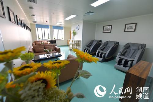 醫生手術室休息區配置了按摩椅，舒緩疲勞和壓力（李奇 攝）