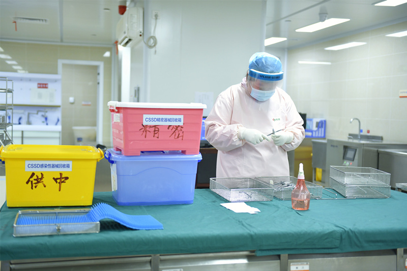 工作人員對臨床科室使用后的醫療器械進行回收分類。姚家琦攝