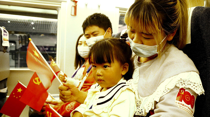乘客搭乘湖南首趟紅色專列前往韶山。湖南省機場管理集團供圖 