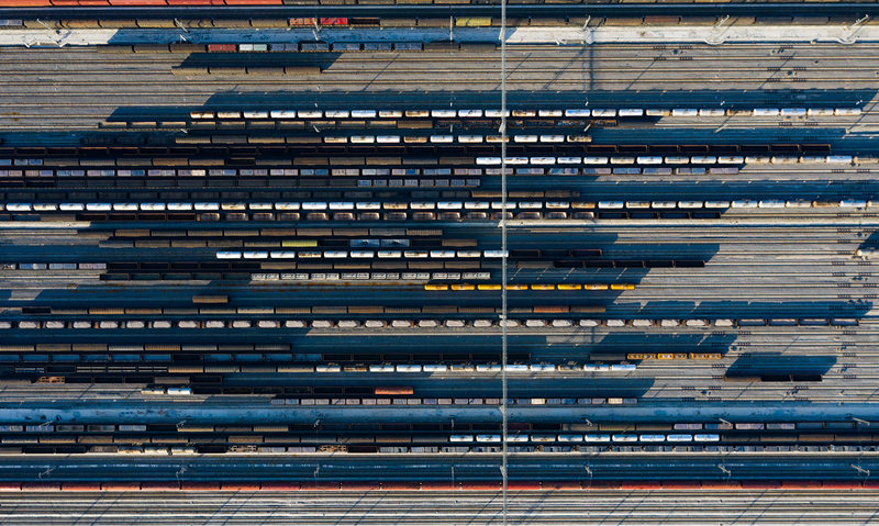 一排排貨運列車整齊的排列在軌道上。田文國攝