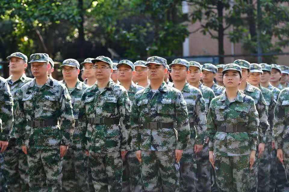 中青班學員軍訓會操集合。王志偉攝