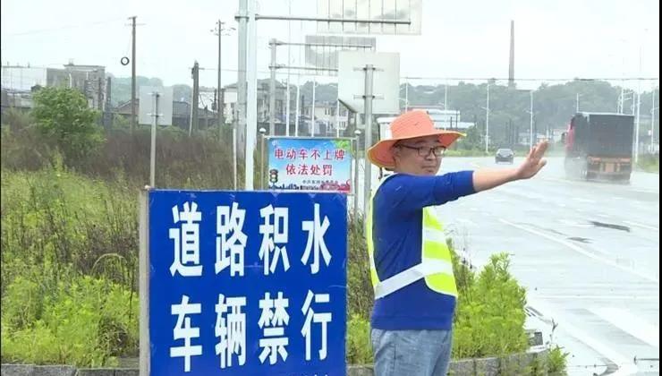 湘鄉市公路建設養護中心工作人員擺放警示標志引導過往車輛繞道通行。單位供圖