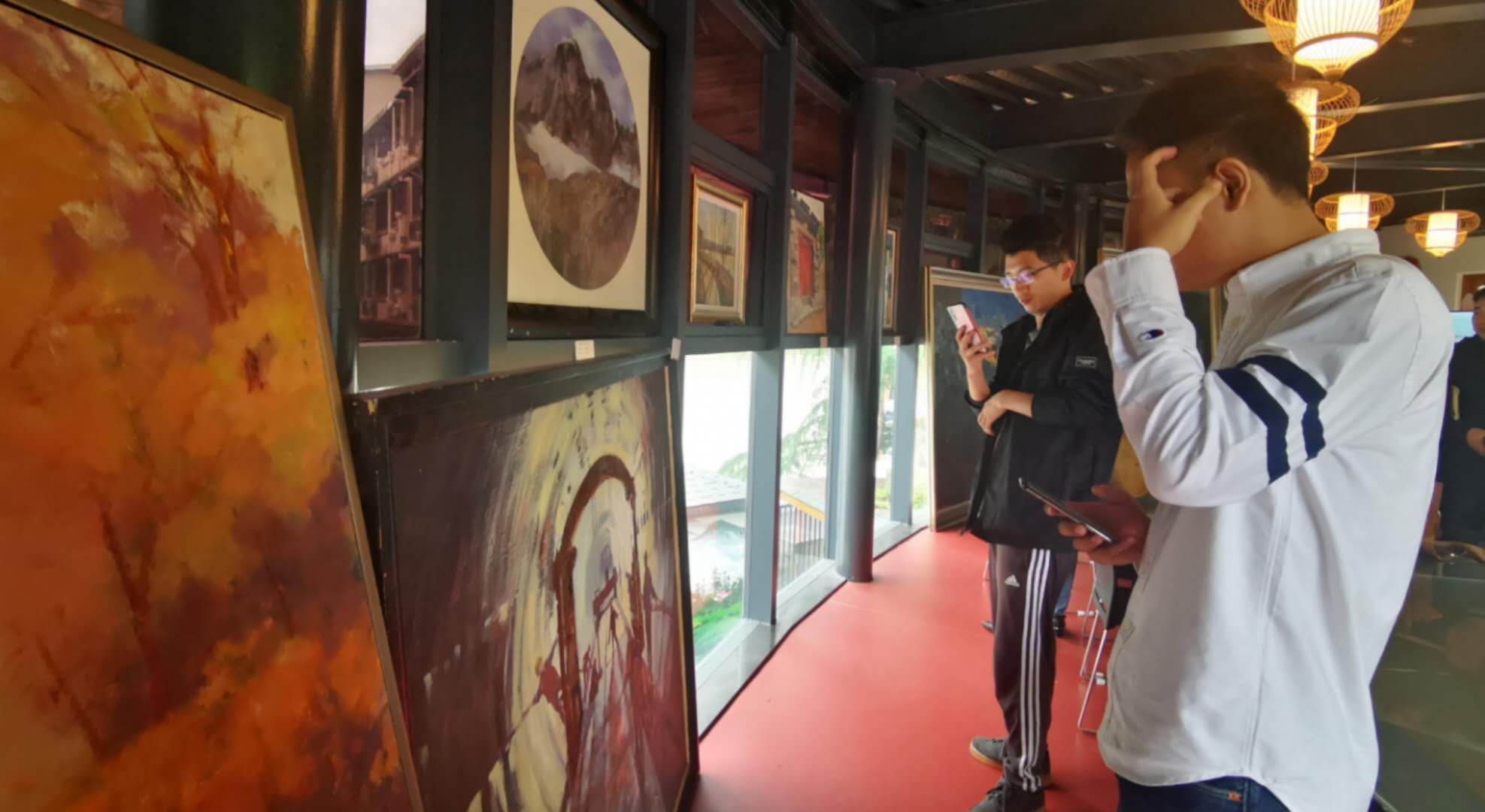 市民参观欣赏画展，星沙街道供图。