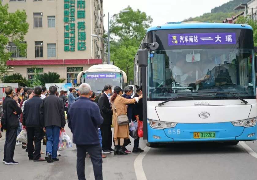浏阳开启城乡公交一体化村民家门口就能坐公交车