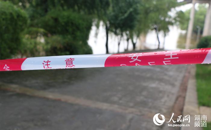 橘子洲景區內被淹的景觀步道和親水平台周圍均已拉起安全警戒線。人民網 劉賓攝