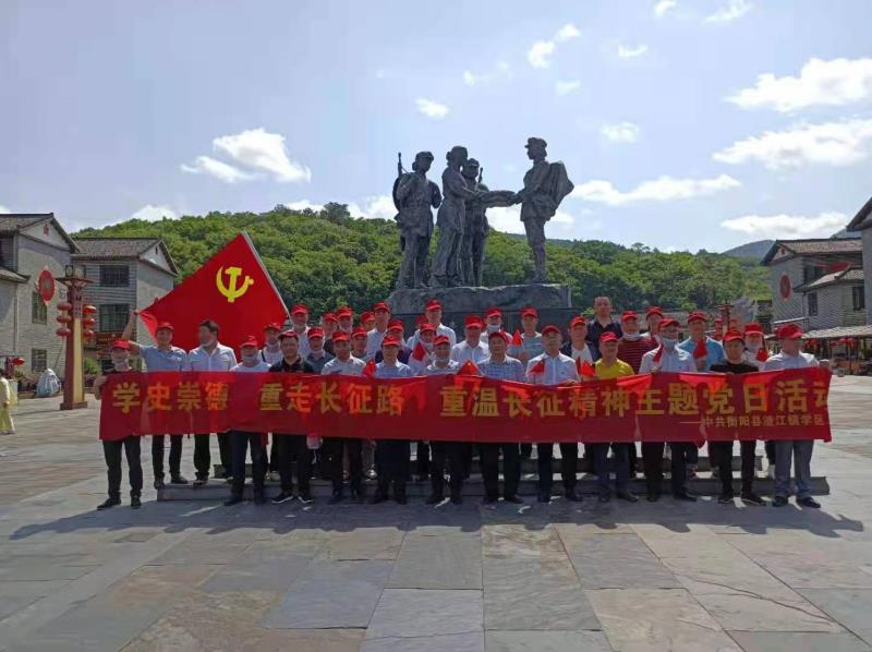 黨員同志們在“半條被子”雕像前合影。受訪者供圖
