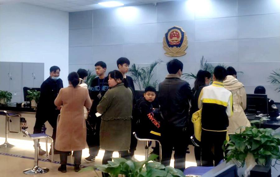 5月22日，市公安局集中為學生辦理身份証件，讓自己多加班，讓學生少跑腿。李愛華攝