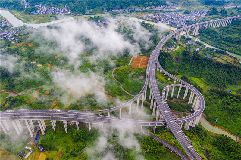 雨后的湖南省湘西土家族苗族自治州吉首市石家沖街道。劉振軍攝