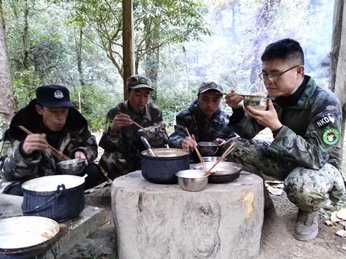 陈奕欣（右一）和护林员在野外开展调查研究工作时午餐。中南林业科技大学供图