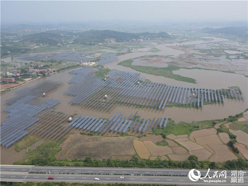 衡東縣的兩個光伏發電站每年分紅約380多萬。人民網 李芳森攝